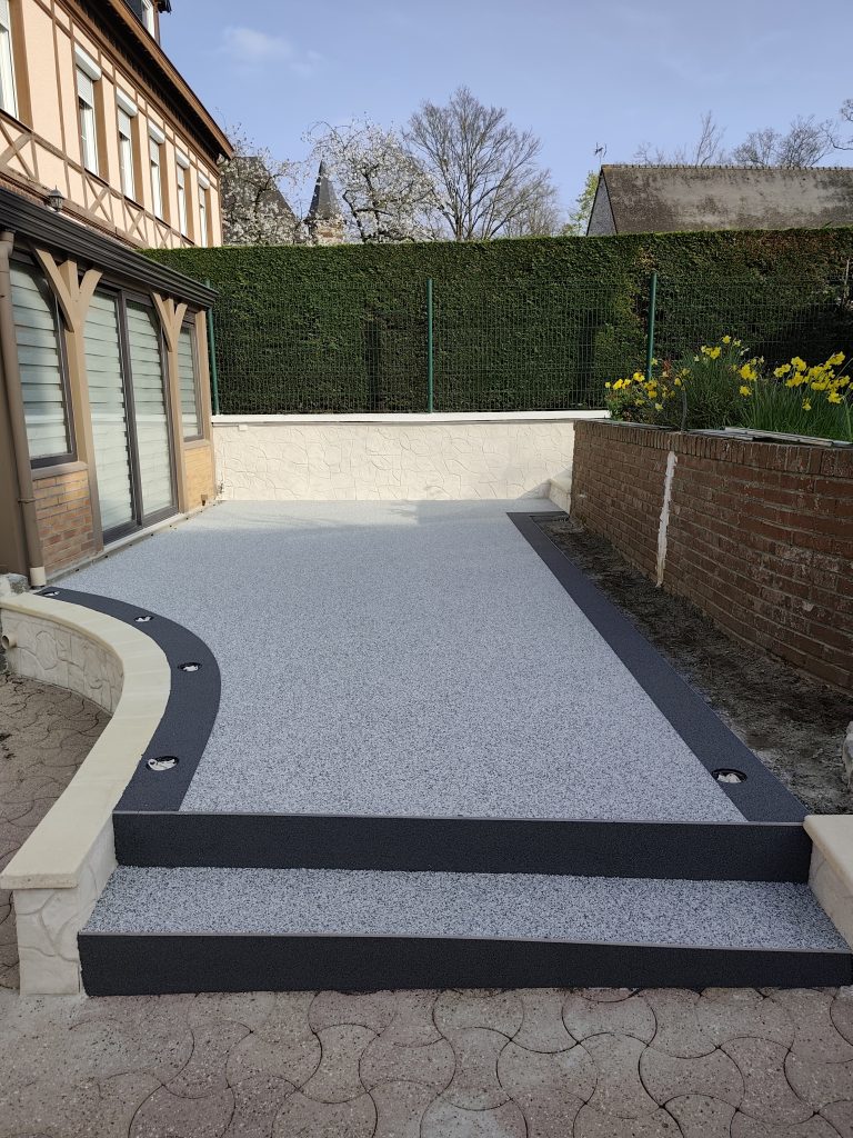 Terrasse en résine décorative moderne à Rouen